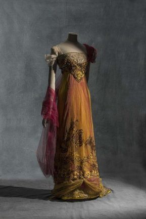 Robe du soir des Soeurs Callot recouverte de tulle métallique brodée. 1909